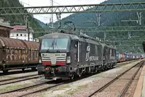 Nachdem MRCE/MIR X4 E-648 (193 648-3)  MERCITALIA RAIL  am 05.07.2018 zusammen mit MRCE/MIR X4 E-642 (193 642-6)  MERCITALIA RAIL  einen Containerzug in den Bahnhof von Brennero gebracht hatte, rangierte sie durch den Grenzbahnhof in Richtung Abstellgleis.