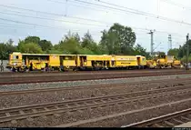 Gleisstopfmaschine Plasser & Theurer 08-275 Unimat 3S K 4S  Bremen  (99 80 9124 006-4 D-HFW) sowie Schotterplanier- und Profilierungsmaschine Deutsche Plasser SSP 110 SW (99 80 9425 008-6 D-HFW) der Wiebe Holding GmbH & Co. KG durchfahren den Bahnhof Hamburg-Harburg auf Gleis 10 Richtung Hamburg-Wilhelmsburg.
Grüße zurück!
[5.8.2019 | 16:46 Uhr]