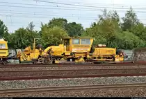 Blick auf Schotterplanier- und Profilierungsmaschine Deutsche Plasser SSP 110 SW (99 80 9425 008-6 D-HFW) der Wiebe Holding GmbH & Co. KG, die zusammen mit Gleisstopfmaschine Plasser & Theurer 08-275 Unimat 3S  K 4S  Bremen  (99 80 9124 006-4 D-HFW) desselben Unternehmens den Bahnhof Hamburg-Harburg auf Gleis 10 Richtung Hamburg-Wilhelmsburg durchfährt.
Aufgenommen von Bahnsteig 5/6.
[5.8.2019 | 16:47 Uhr]