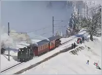 Die RB H 2/3 N° 16 erreich nach der anstrengenden Bergfahrt Rigi Staffel bis zur Gipfelstation ist es nicht mehr weit. Die Dampflok brauchte für die Bergfahrt ca. 450 kg Kohle und rund 2000 Liter Wasser. Die H 2/3 N°§ 16 wurde 1923 in Betrieb genommen, von SLM Winterthur gebaut und kostete damals Fr. 83'585.35.

24. Februar 2018
