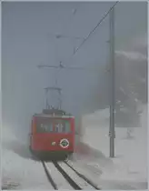 Der RB Bhe 2/4 N° 2 kämpft sich kurz nach der Staffelhöhe durch den Nebel und wird in Kürze die sonnige Station Rigi Staffel erreichen. 

24. Februar 2018