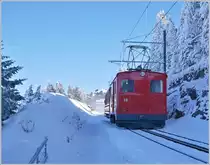 Im Schatten zwischen Rigi Staffel und Staffelhöhe zeigt sich die  Güterlok  He 2/2 N° 18. Die Lok wurde 1938 in Betreib genommen und von SLM/BBC gebaut. Wie die Treibwagen aus jener Zeit, darf die He 2/2 18 bergwärts mit 18 km/h verkehren und talwärts 12 km/h. Gekostet hat die Lok damals Fr. 87'170.55. (Quelle RB)

24. Februar 2018