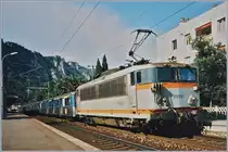 Die SNCF BB 25 651 mit einem zu dieser Zeit typischen Regionalzug auf dem Weg Richtung Cannes beim Halt in Beaulieu sur Mer im Mai 1995.


