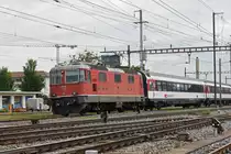 Re 4/4 II 11152 durchfährt den Bahnhof Pratteln. Die Aufnahme stammt vom 02.09.2019.