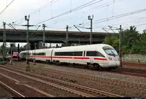 Nachschuss auf 411 566-3 (Tz 1166  Bingen am Rhein ) als ICE 1744 (Linie 26) von Hannover Hbf nach Stralsund Hbf, der den Bahnhof Hamburg-Harburg auf Gleis 2 erreicht.
Aufgenommen von Bahnsteig 5/6.
[5.8.2019 | 17:29 Uhr]