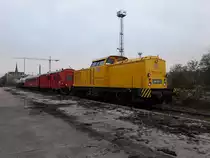 DB Netz Instandhaltung 203 301-7 bei der Aufnahme einiger Dienstwagen im Holzbahnhof von Gera am 15.11.2019
