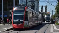 Straßenbahn mit Begegnungen CAF Urbos Nr. 308 und Nr. 312 erreichen die Haltestelle Stadttheater - Aufgenommen am 02.06.2019
