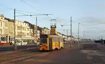 Im April 1992 ist einer der letzten noch in Betrieb befindlichen, 1934/35 in Dienst gestellten  One-Man Cars  auf der Blackpooler Promenade nach Bispham unterwegs. Diese Bahn war bis zur Renaissance der Straßenbahn lange Zeit der einzige Straßenbahnbetrieb in Großbritanien.