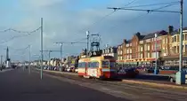 Ein Brush-Triebwagen aus dem Jahr 1937 fährt im April 1992 die um diese Zeit fast menschenleere Promenade im Seebad  Blackpool entlang. Kilometerlang reihen sich hier Hotels und Vergnügungsstätten entlang, die davon zeugen, dass Blackpool lange Zeit ein beliebtes Ausflugsziel der britischen Arbeiterklasse war.