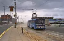 Heftiger Wind führte an diesem Apriltag 1992 dazu, dass der Sand vom Strand bis auf die Promenade geweht wurde. Davon zeugt auch die Staubwolke hinter dem  Centenary Class -Triebwagen 643.