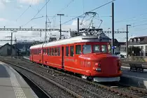 Roter Pfeil  CHURCHILL .
Anlässlich einer Sonderfahrt vom 16. November 2019 konnte der RAe 4/8 1021 mit Baujahr 1939 (1996) wieder einmal als sehr seltener Gast in der Westschweiz bewundert werden. Er ist in Zürich stationiert. Nach der Ankunft in Murten mit einer Reisegruppe von Genève auf Gleis 3 bot sich die Gelegenheit den fotogenen Oldtimer ab verschiedenen Standorten zu verewigen.
Foto: Walter Ruetsch 