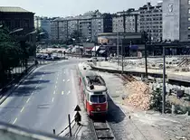 Wien Wiener Stadtwerke-Verkehrsbetriebe / Wiener Linien: Gelenktriebwagen des Typs E1: Der E1 4468 (Lohnerwerke 1967) fährt am 16. Juli 1974 auf dem Karlsplatz. - Neuer Scan eines Diapositivs. Film: AGFA CT18. Kamera: Minolta SRT-101.