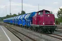 In Aulendorf wartet 212 133-3 am 16.09.2019 mit den in Biberach (Ri�) entleerten Sch�ttgutwagen der Gattung Tds auf Streckenfreigabe in Richtung Herbertingen
