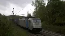 186 299-4 von Lineas/Railpool kommt die Gemmenicher-Rampe herunter nach Aachen-West  mit einem KLV-Containerzug aus Belgien nach Italien.
Aufgenommen an der Montzenroute am Gemmenicher-Weg. 
Bei Regenwolken am Nachmittag vom 2.11.2019.