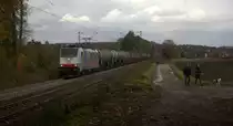 186 498-2 von DB-Schenker kommt aus Richtung Aachen-West und fährt die Gemmenicher-Rampe hoch mit einem langen Ölleerzug aus Basel(CH) nach Antwerpen-Petrol(B) und fährt in Richtung Gemmenicher-Tunnel,Botzelaer(B),Gemmenich(B),Nouvelaer(B),Moresnet(B),Moresnet-Chapelle(B),Montzen(B). 
Aufgenommen an der Gemmenicher-Rampe am Gemmenicher-Weg an der Montzenroute. 
Bei Regenwolken am Mittag vom 2.11.2019.