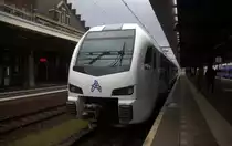 Ein Nachschuss auf den Holländischer Regionalzug aus Maastricht(NL) nach Heerlen(NL).
Aufgenommen vom Bahnsteig 5 in Maastricht(NL).
Bei Regenwolken am Morgen vom 4.11.2019.
