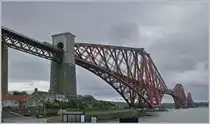 Die Forth Bridge von Nord Queensferry Nord gesehen, mit einem in Kürze in Nord Queensferry ankommenden Abellio ScotRail Dieseltriebwagen der Class 158. 

23 April 2018