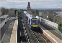 Der Abelli ScotRail 170461 erreicht Northqueensferry, im Hintergrund die Forth Bridge.

23. April 2018