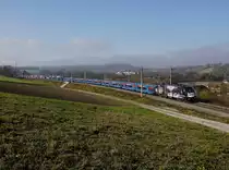 Die ES 64 U2-010 mit einem Autozug am 16.11.2019 unterwegs bei Haiding.