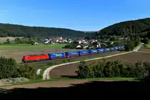 Am Vormittag des 19. September 2019 konnte ich die 193 316 mit dem KT 42142 von Verona Q.E. nach Rostock Seehafen bei Breitenfurt im Altmühltal aufnehmen. Der Zug ist einheitlich mit Aufliegern der Spedition LKW Walter beladen. 
