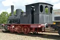 18. Juni 2019, Auf der Heimfahrt von der polnischen Ostseeküste bot sich der Besuch des Gramzower Eisenbahnmuseums an. Unter anderen sehenswerten Exponaten fand ich (als der einzige Besucher) auch diese 1899 bei Henschel für die Preußische Staatsbahn gebaute T3. Sie war im Raum Kassel bei der DB als 89 7296 bis 1961 im Einsatz. Nach der Aufstellung auf Spielplätzen kam sie 1998 nach Gramzow. 