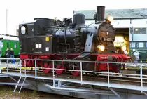 Im Bw Arnstadt war am 11. Juni 2016 (weil man da bis zum Einbruch der Dunkelheit soooo lange warten muss) Nachtfotoparade. Lok 89 6311, wurde im Jahre 1936 bei Henschel & Sohn in Kassel gebaut. Ihr Einsatz bei Industriebahnen endete 1976. Eisenbahnfreunde aus Erfurt retteten die Lok und übernahmen sie 1979. 1992 kam sie nach Arnstadt. Heute gehört sie dem DB-Museum.