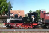 Zwischen Mellrichstadt und Fladungen verkehrt an bestimmten Tagen das  Rhön-Zügle . Am 30. August 2015 war es sehr heiß - kein Dampflokwetter. Aber die Bahn hatte in diesem Jahr die preußische T3 erstmalig in Betrieb genommen und die wollte ich sehen. Im Bahnhof Fladungen wird die Lok zur Rückfahrt vorbereitet.