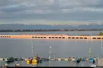 Trenitalia ETR 400 und ACTV Translohr-Spurbus am 14. November 2019 auf der Ponte della Libertà in Venedig