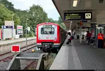 Zwei 472 der S-Bahn Hamburg als S31 nach Hamburg-Harburg Rathaus stehen in ihrem Startbahnhof Pinneberg auf Gleis 2.
[5.8.2019 | 18:37 Uhr]