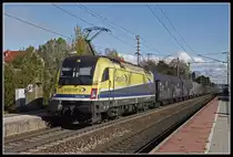 1216 932 fährt am 4.11.2019 mit einem Güterzug durch die Haltestele Pasching.