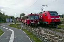 Die SBB GmbH und der Landkreis Konstanz feierten am 12.10.2019 das Jubil�um „25 Jahre seehas“. Anl��lich dieses Jubil�ums verkehrten zus�tzlich zum „seehas“ historische Sonderz�ge. An der Haltestelle Hegne f�hrt ungeplant/ungewollt die Schwarzwaldbahn ins Bild, als sich die dreiteilige Schienenbusgarnitur  Roter Flitzer  als 832267 auf der Fahrt von Engen nach Konstanz befindet.