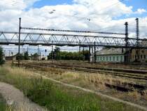 Zwei der vier Rechtecklokschuppen in Chomutov, 07.07.07. Zwei weitere befinden sich in Richtung Karlovy Vary gegen�ber der Ringlokschuppen und des Globus-Marktes. Interessant sind auch immerwieder die Fachwerks-Oberleitungstragwerke. Hier wird mit 3-KV Gleichstrom gefahren.