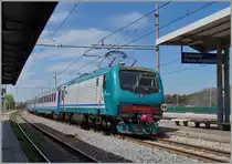 Die FS Trenitalia E 464 376 schiebt in Orbetello Monte Argento einen RE in Richtung Norden.
Diese RE verbinden die wichtigsten lokalen Orte der Westküste zwischen Roma und Pisa. 

22. April 2015