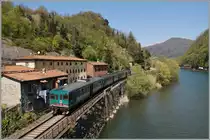 Dreiteilig, an der Spitze der ALn 668 3197, dann ein Aln 663 in der Mitte und am Schluss der Aln 663 1123 als Regionalzug 6966 auf dem Weg nach Piazza al Serchio kurz nach dem Halt in Borgo a Mozzano. 

20. April 2015