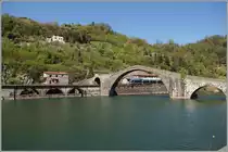 Der Trenitalia Regionalzug 6967 mit einem ATR 220  Swing  geführt, bei der Ponte della Maddalena, kurz vor dem Bahnhof Borgo a Mozzano. 

20. April 2015