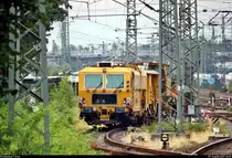 Nachdem ich bereits am Nachmittag im Bahnhof Hamburg-Harburg zwei Gleisbaufahrzeuge fotografiert hatte, waren selbige am Abend überraschenderweise im Bahnhof Neumünster abgestellt (wenn auch etwas unvorteilhaft).
Es handelt sich um Gleisstopfmaschine Plasser & Theurer 08-275 Unimat 3S K 4S  Bremen  (99 80 9124 006-4 D-HFW) sowie Schotterplanier- und Profilierungsmaschine Deutsche Plasser SSP 110 SW (99 80 9425 008-6 D-HFW) der Wiebe Holding GmbH & Co. KG.
Aufgenommen von Bahnsteig 5/6.
[5.8.2019 | 20:27 Uhr]