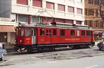 Im besten Zustand präsentiert sich der ABDe 4/4 11 der Chemin de Fer Nyon-St. Cergue-Morez im Mai 1980 auf dem Bahnhofsvorplatz von Nyon. Das gepflegte Äußere darf aber nicht darüber hinwegtäuschen, dass die Bahn, die damals komplett mit Fahrzeugen aus der Zeit der Eröffnung (1916) betrieben wurde, zu diesem Zeitpunkt stark stilllegungsgefährdet war. Dazu ist es glücklicherweise nicht gekommen, sie wurde modernisiert und verkehrt noch heute. Der Bahnhofsvorplatz ist nach dem Bau eines unterirdischen Kopfbahnhofes 2004 schienenfrei.