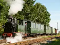 16. September 2012, Anlässlich des 3. Brückenfestes in Schönheide verkehrten die IK Nr. 54, die IVK 99 516 und die 99 582 mit Personenzügen zwischen Schönheide und Neulehn. Die IK fährt mit ihren Zug in Schönheide ein.