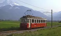 In der Rhoneebene ist der ex-Sernftalbahn-BDe 4/4 111 der Chemin de Fer Aigle-Ollon-Monthey-Champery (AOMC) im Mai 1980 zwischen St. Triphon und Villy unterwegs