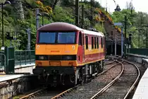 Am 21.05.2013 stand die Elok Class 90 039 der EWS in Edinburgh Waverley Station auf einem Hleis im Bahnhofsvorfeld. Die Lok wird von DB Cargo UK betrieben. Gebaut wurde die Lok bei British Rail Engineering Limited, Crewe Works in den Jahren 1987-1990. Sie erreicht bei einem Eigengewicht von rund 84 t eine Geschwindigkeit von max. 180 km/h und wird vor Fracht- und Personenzügen eingesetzt.


