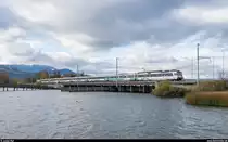 Die letzten Tage des alten Voralpen-Express.<br>
SOB RBDe 561 an der Spitze eines VAE Luzern - St. Gallen am 18. November 2019 bei der Überquerung des Seedamms zwischen Hurden und Rapperswil. Am Zugschluss die Re 446 016. An dritter Stelle eingereiht ist zudem der letzte in Betrieb stehende EW I der SOB.<br>
Per Fahrplanwechsel am 15. Dezember 2019 wird der Voralpen-Express komplett auf neues Rollmaterial umgestellt.