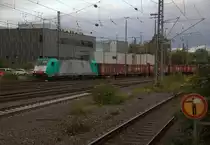 Die Cobra 2834 kommt aus Richtung Köln,Aachen-Hbf,Aachen-Schanz mit einem Schrottzug aus Köln-Kalk(D) nach Genk-Goederen(B) und fährt in Aachen-West ein. Aufgenommen vom Bahnsteig in Aachen-West. 
Bei  Wolken am Nachmittag vom 5.11.2019.
