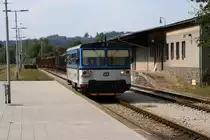 CD 810 097-6 fährt am 24.August 2019 als Os 24943 von Studenec in den Bahnhof Velke Mezirici ein.