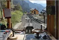 In Freibergen endet die Doppelspur von Rigi Kaltbad First. Anstatt einer Weiche wird hier für den Spurwechsel das ganze Gleis verschwenkt. Der Führerstand befindet sich im Passagierraum und ist deshalb für Jedermann einsehbar. (13.11.2019)