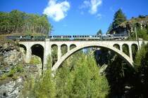RhB - Dampfzug 3723 von St.Moritz nach Scuol am 09.10.1999 auf Val Tuoi-Viadukt mit Dampflok G 4/5 108 - B 2245 - B� 2060 - D� 4052II - B 2246 - Hinweis: gescanntes Dia
