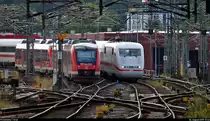 Während 648 464-5 und 648 ??? (Alstom Coradia LINT 41) von DB Regio Schleswig-Holstein (DB Regio Nord) als RE 21623 (RE83) nach Lüneburg den Startbahnhof auf Gleis 1 verlassen, erreicht 401 063-3 (Tz 163) als verspäteter ICE 674 (Linie 20) von Karlsruhe Hbf seinen Endbahnhof auf Gleis 3.
Aufgenommen am Ende des Bahnsteigs 3/4 in Kiel Hbf.
[6.8.2019 | 13:44 Uhr]