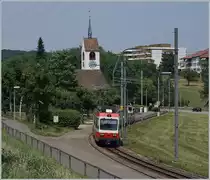 Ein Waldenburger Bahn (WB) Regionalzug mit dem schiebenden BDe 4/4 16 auf der Fahrt nach Liestal vor dem Hintergrund der Kirche von Oberdorf. 

22. Juni 2017