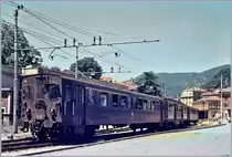 Im Gegensatz zur heutigen Trenord (TN-I) nutzte die damalige FNM (aus welcher die Trenord hervorging) meist älteres Rollmaterial, welches sich zudem ziemlich vom Rollmaterial der FS unterschied. 

Im Bild ein damals typischer FNM Triebwagenzug mit Steuerwagen - Motorwagen und Steuerwagen welcher die Station Como FNM (heute Como Lago) verlässt. 

11. Juni 1985