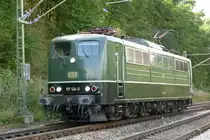 07. September 2015, Lok 151 124 der SRI Rail Invest GmbH Ellwangen hat leere Schotterwagen in den Bahnhof Hochstadt-Marktzeuln gebracht. Noch wird ein paarmal hin und her rangiert, bevor diese mit Diesellok ins Schotterwerk nach Stadtsteinach gelangen. Die Zeitschrift  Modelleisenbahner  10/2015 schreibt zur Lackierung der 151:  Das war eine spontane Entscheidung, ein Vorschlag eines engagierten Mitarbeiters in Dessau (ehem. RAW). Auch das Logo ist im ehemaligen DB-Stil gehalten...  Das Foto entstand von der Dorfstraße in Gruben bei Hochstadt.
