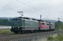 16. August 2019, Grün und Rot und Blau - wie dem Kasper seine Frau. Lok 151 038-7  der BayernBahn GmbH schleppt 151 015 von Rail-Pool und die 110 262 der Bayernbahn GmbH in Richtung Lichtenfels durch Küps. 